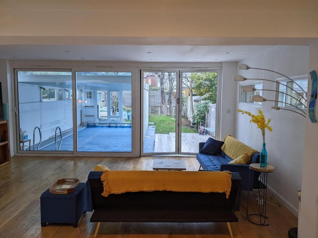 River House With Heated Pool June To Sep & Garden 튀크냄 외부 사진